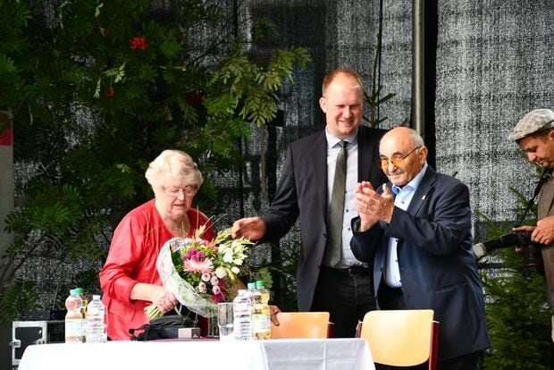 Eberhard und Hannelore Riedel mit Blumen bei der Ehrung in Oberwiesenthal