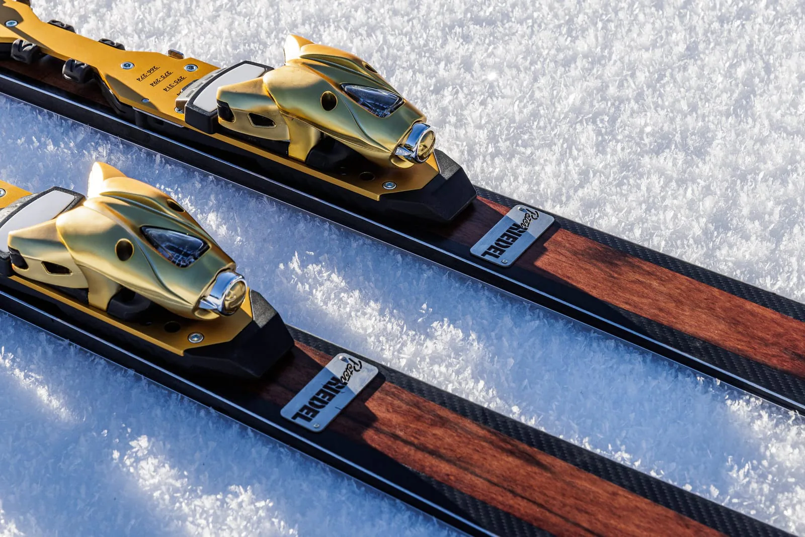 Goldfarbene Bindung mit eingelassener Plakette der Peter Riedel GmbH auf dem Skideck