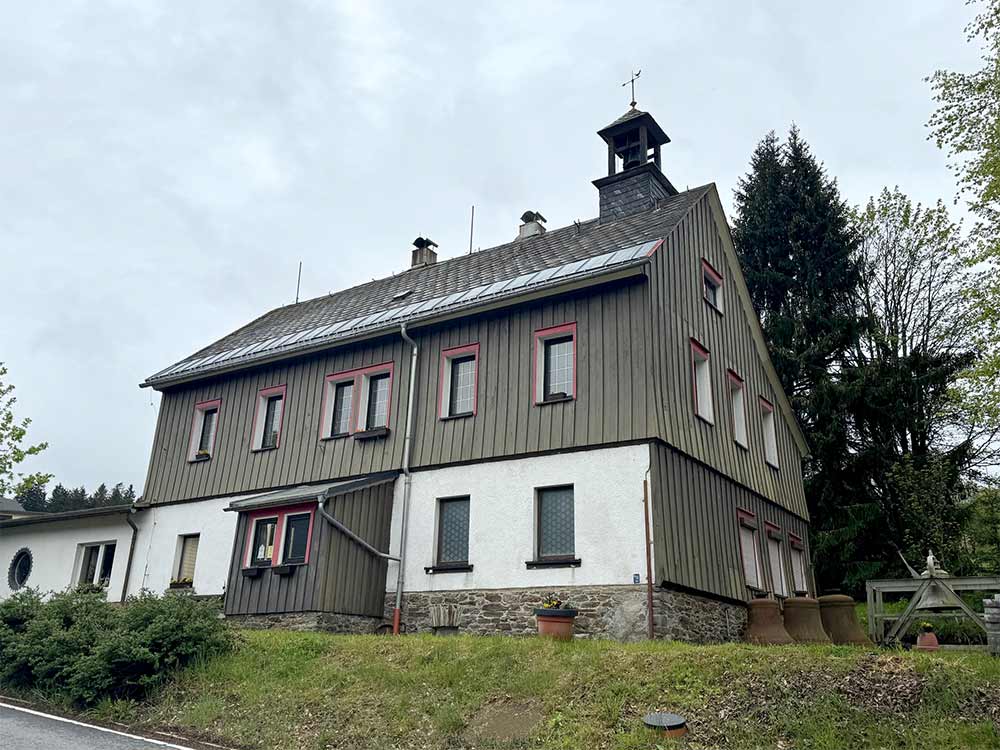 Alte Schule Tellerhäuser mit dem Glockenturm der Ausstellung