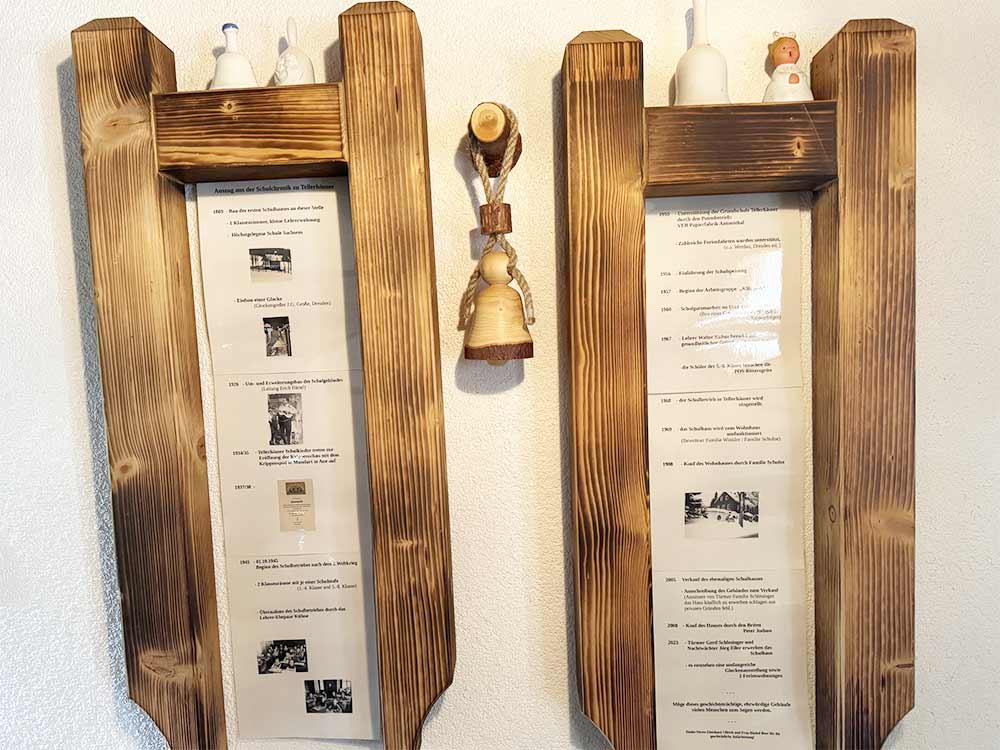 Historische Tafeln und Ausstellungsstücke zur Geschichte der Alten Schule Tellerhäuser