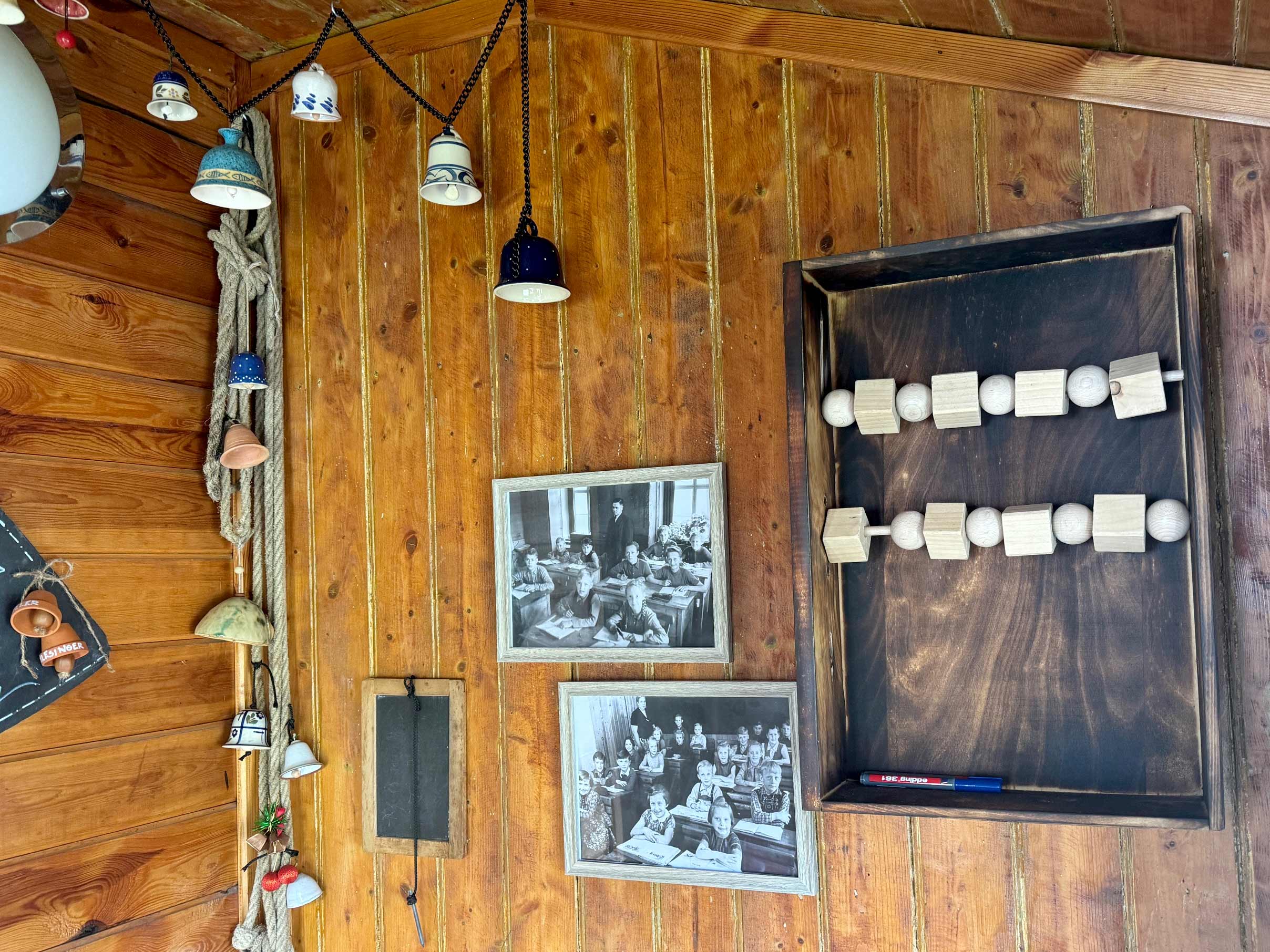 Ausstellungsraum in der Alten Schule mit Glocken und historischen Schulbildern