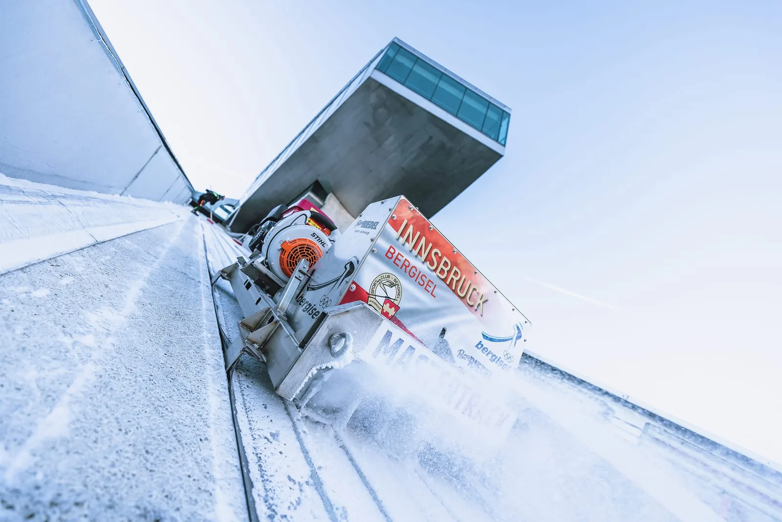 Spurfräse der Peter Riedel GmbH schneidet die Eisspur der Bergiselschanze in Innsbruck