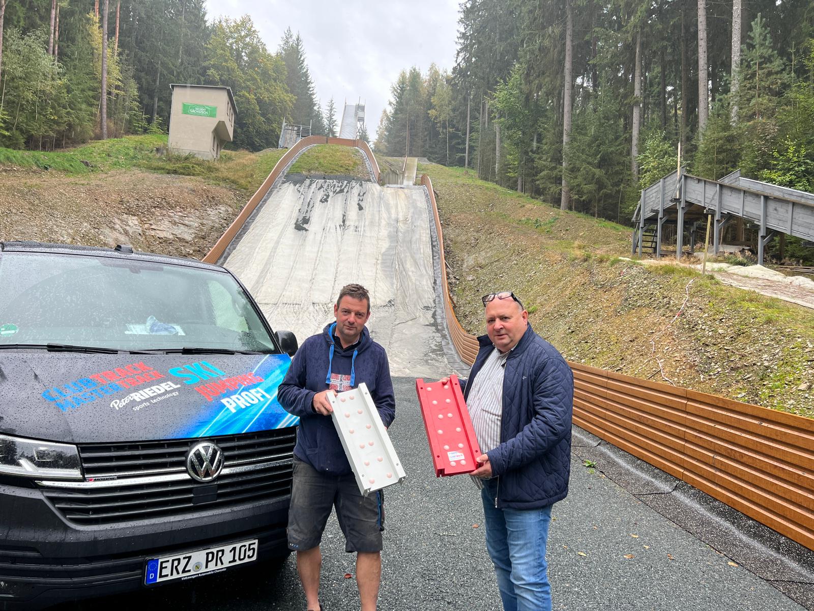 Übergabe eines CLUBTRACK-Spurelements vor der K17 der Elsterschanzen in Bad Elster