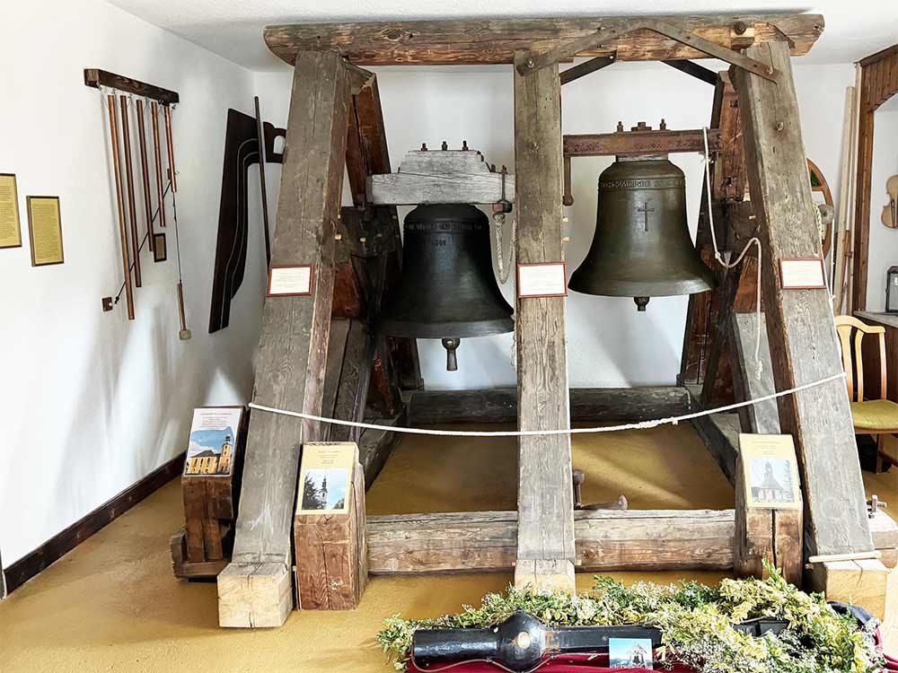 Historischer hölzerner Glockenstuhl mit zwei Glocken