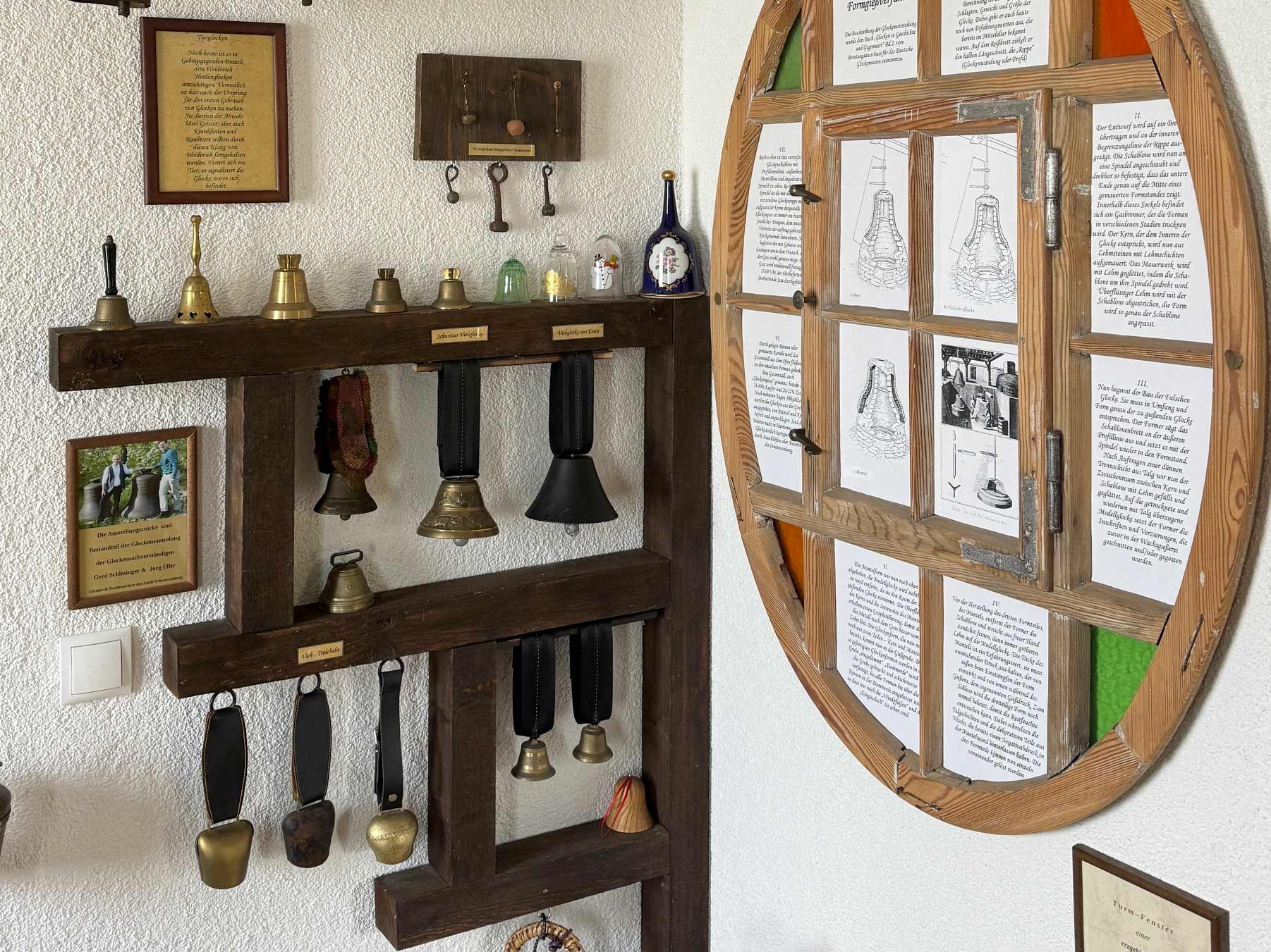 Viele kleine Glocken in Vitrinen und an den Wänden der Ausstellung