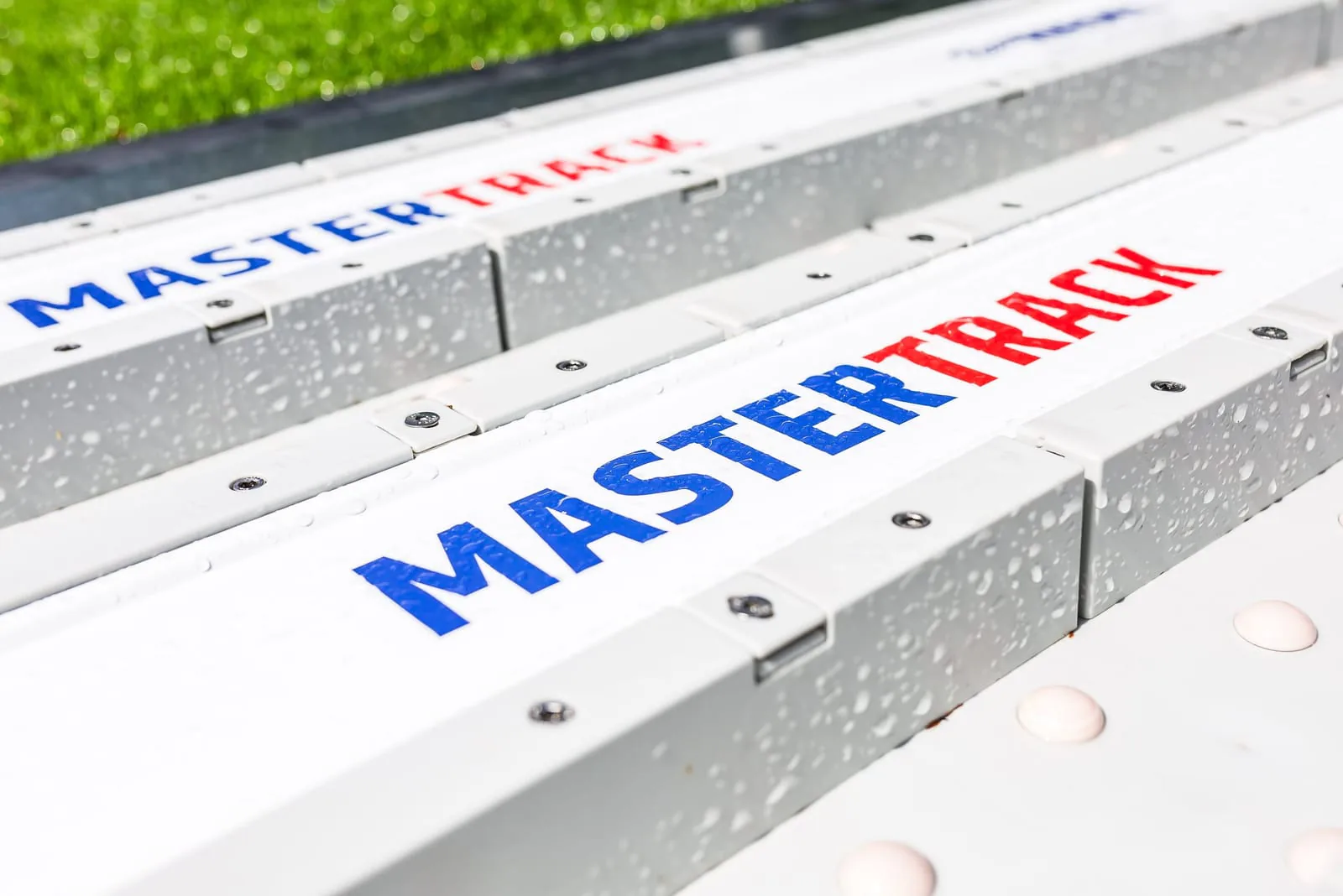 Profile der MASTERTRACK Anlaufspur mit Porzellannoppen im Sommer