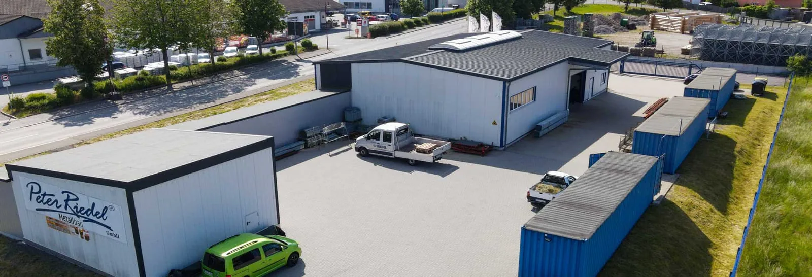 Werkshof der Peter Riedel GmbH in Raschau mit Pritschenwagen vor der Fertigungshalle